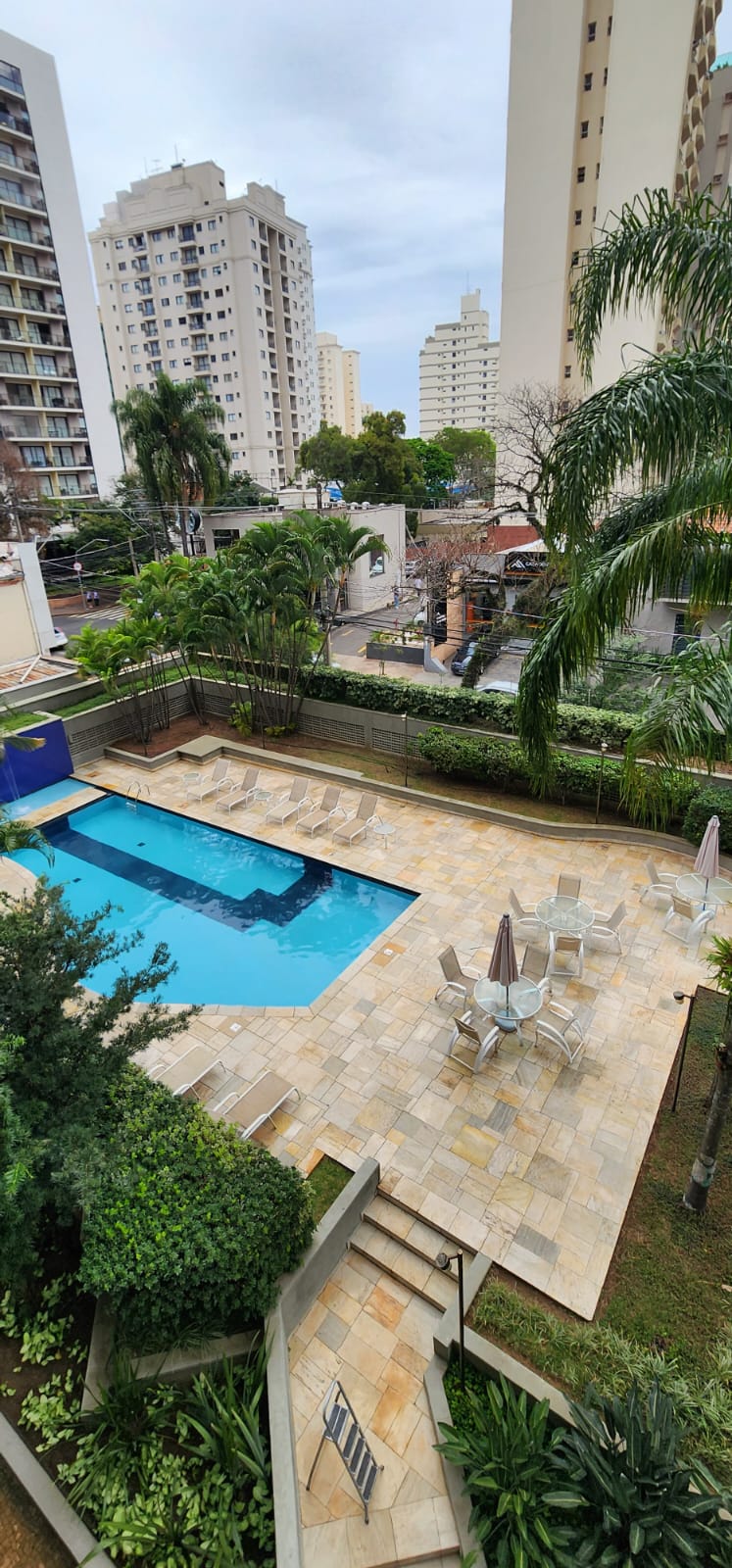Piscina e área verde do condomínio no Cambuí