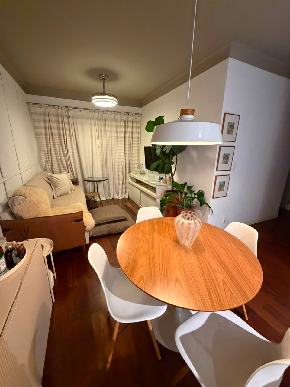 Sala de jantar integrada à sala de estar do apartamento de 70 m²